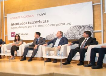 Mesa redonda durante el evento “Atentados terroristas. Aprendizajes para el mundo corporativo” de Llorente & Cuenca y Noysi.