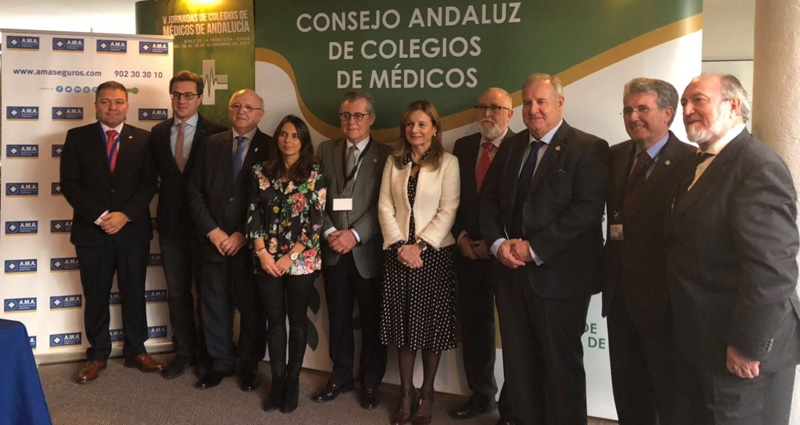 Raquel Murillo, directora general adjunta de A.M.A y directora del ramo de RC. junto a la consejera de Salud de la Junta de Andalucía, Marina Álvarez, y los presidentes de los colegios de médicos andaluces y Ceuta