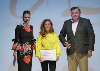 La diseñadora Estefanía Calonge, galardonada con el Premio Ribera del Duero al Mejor vestido inspirado en los vinos de la Denominación de Origen