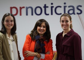 Mercedes Ulloa, Victoria Magro y Carmen Sotomayor en la redacción de prnoticias