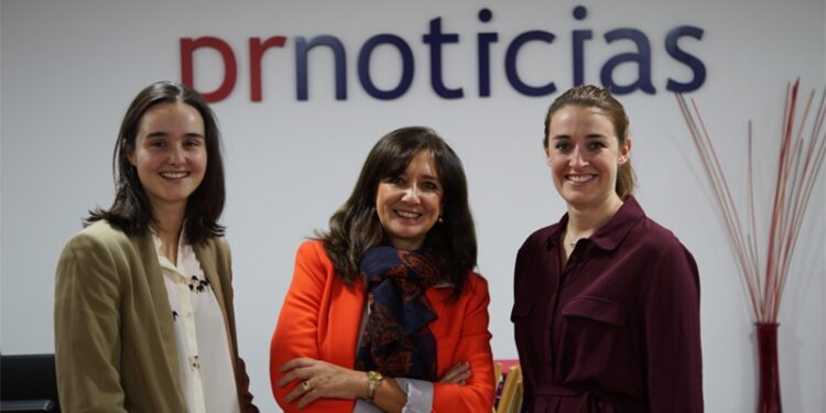Mercedes Ulloa, Victoria Magro y Carmen Sotomayor en la redacción de prnoticias