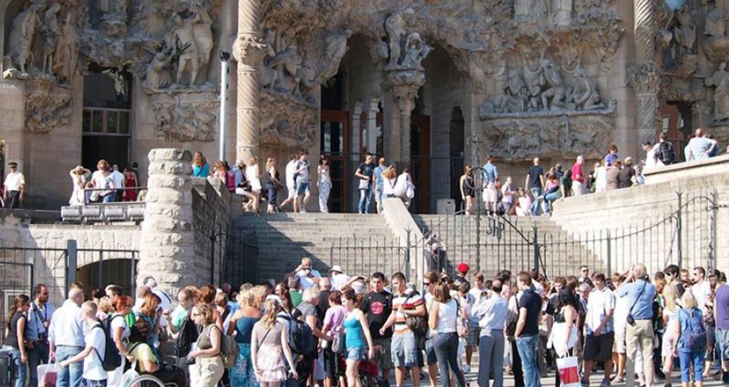 Turistas en la Sagrada Familia de Barcelona