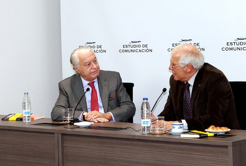 Josep Borrell y Ladislao Azcona durante el coloquio “Europa y España, entre la integración y la desintegración” en Estudio de Comunicación