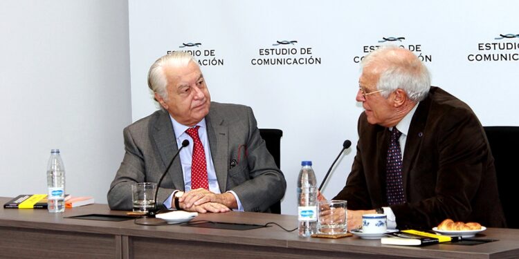 Josep Borrell y Ladislao Azcona durante el coloquio “Europa y España, entre la integración y la desintegración” en Estudio de Comunicación