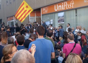 Manifestación independentista ante el registro de Unipost