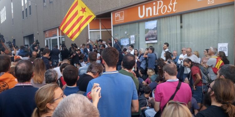 Manifestación independentista ante el registro de Unipost