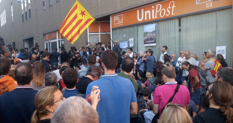 Manifestación independentista ante el registro de Unipost