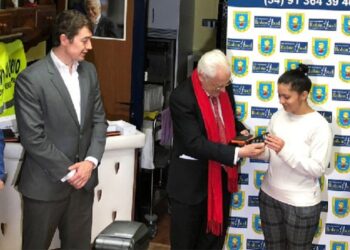 El padre Ángel arranca la Acción Solidaria que dará teléfonos móviles y baterías solares a personas sin recursos