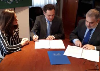 Sonia Nuñez; delegada de A.M.A. en A Coruña, Fco Javier Balado; presidente del Colegio de Veterinarios de A Coruña y Miguel Ángel Vázquez; responsable de colectivos del Grupo A.M.A.