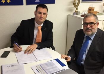 José Luis Morencia; presidente del colegio de Fisioterapeutas de Castilla y León y Miguel Ángel Vázquez ; responsable de colectivos del Grupo A.M.A.