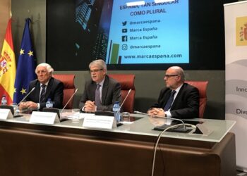 De izq a drcha: Carlos Espinosa de los Monteros, Alfonso Dastis y Francisco Rabena