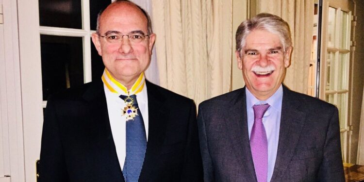 El director de Comunicacion del PE, Jaume Duch con el ministro de Asuntos Exteriores, Alfonso Dastis Foto: @UeEspana