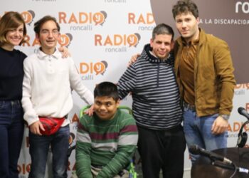 Alexandra Jiménez acompañada por los locutores de Radio Roncalli.