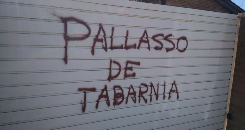 La casa de Tomás Guasch aparece con pintadas independentistas