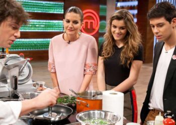 Alfred y Amaia atienden a Jordi Cruz en 'MasterChef'