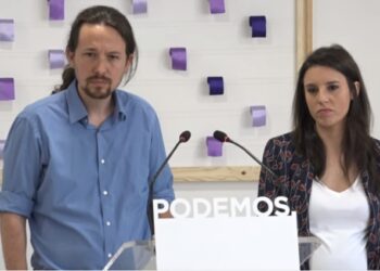 Pablo Iglesias e Irene Montero durante la rueda de prensa