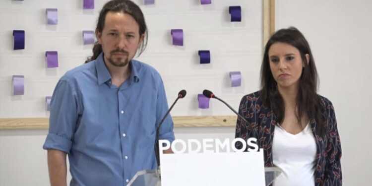Pablo Iglesias e Irene Montero durante la rueda de prensa