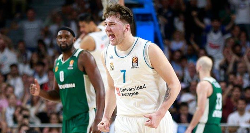 Luka Doncic celebra una canasta