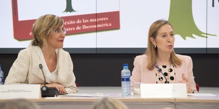 Nuria Vilanova y Ana Pastor durante la presentación de ‘La esencia de la empresa familiar. Valores y comunicación’