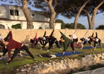El equipo de Canela practicando yoga durante su “Away Day” en Menorca