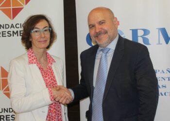 Carmen Bieger Morales, directora de la Fundación ATRESMEDIA y Luis Cayo Pérez Bueno, presidente del Comité Español de Representantes de Personas con Discapacidad (CERMI), en la firma del convenio en la sede del CERMI.
