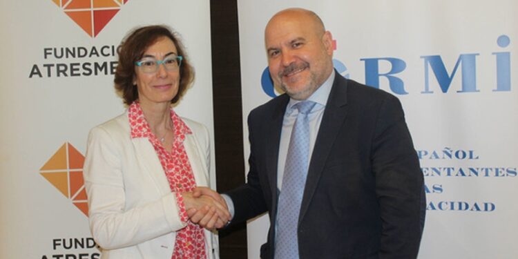 Carmen Bieger Morales, directora de la Fundación ATRESMEDIA y Luis Cayo Pérez Bueno, presidente del Comité Español de Representantes de Personas con Discapacidad (CERMI), en la firma del convenio en la sede del CERMI.