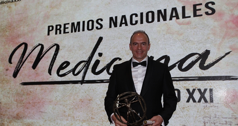 El Dr. Flandes en el momento de recibir el premio