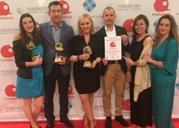 Multiópticas recibe su primer premio internacional para su Fundación
