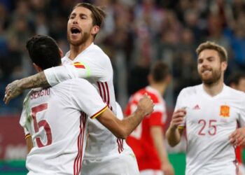 Sergio Ramos se abraza a Sergio Busquets en un partido de la selección