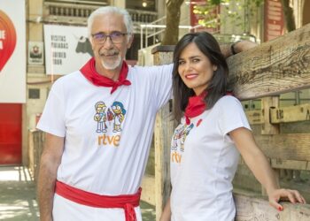 Javier Solano y Elena S. Sánchez, presentadores de 'Vive San Fermín'