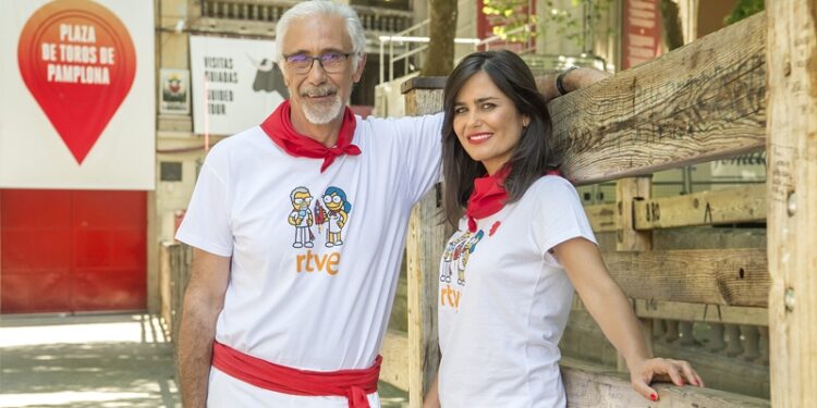 Javier Solano y Elena S. Sánchez, presentadores de 'Vive San Fermín'