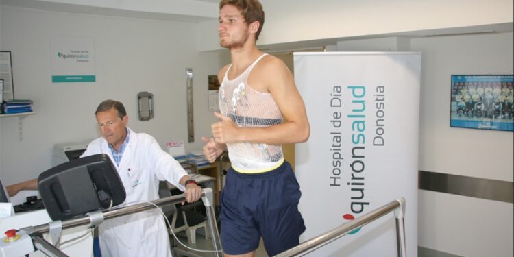 Jon Ceberio, jugador del Real Unión, durante su prueba de esfuerzo con el médico deportivo Ricardo Jiménez