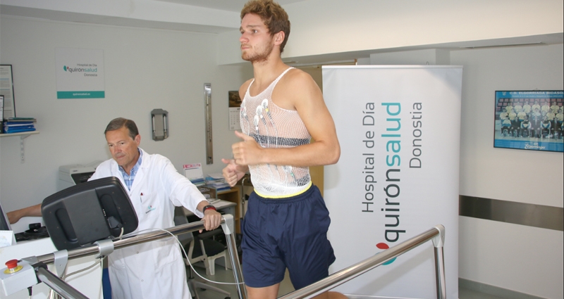 Jon Ceberio, jugador del Real Unión, durante su prueba de esfuerzo con el médico deportivo Ricardo Jiménez