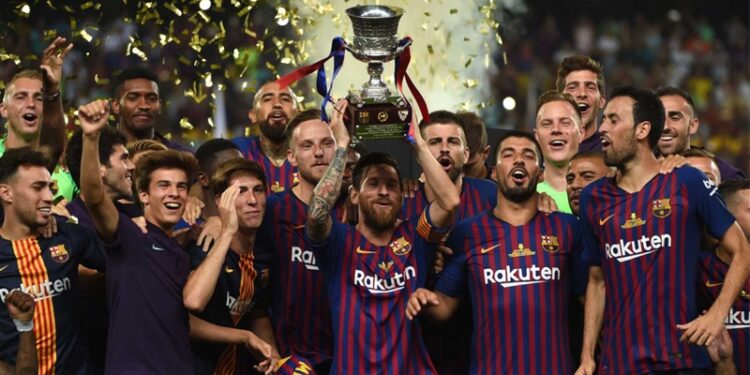 Messi levanta la Supercopa de España