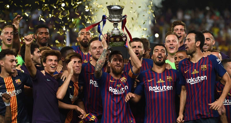 Messi levanta la Supercopa de España