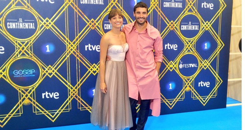 Michelle Jenner y Alex García en la presentación de 'El Continental'