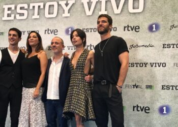 El elenco de 'Estoy vivo' durante la presentación en el FesTVal
