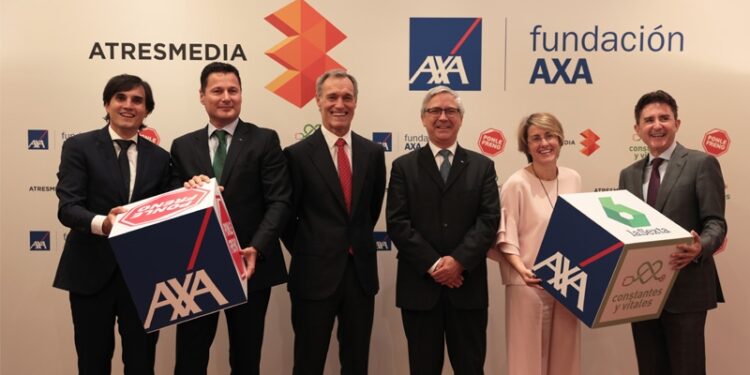 Los responsables de Atresmedia y Fundación AXA en la firma del nuevo acuerdo