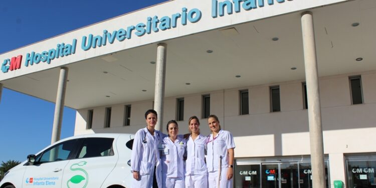 La Dra. González Juarez (izda) junto a las tres enfermeras que completan la Unidad de Hospitalización a Domicilio del HUIE y el vehículo eléctrico que utilizan para visitar a los pacientes
