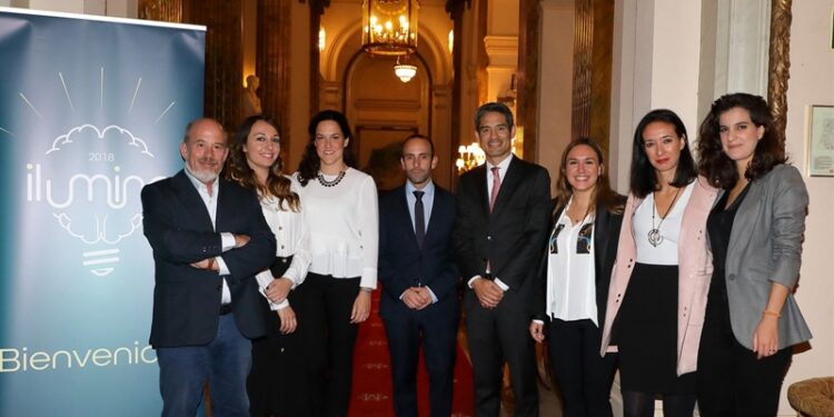 Imagen de los profesiones de enfermería asistentes al evento 'Ilumina' sobre la esclerosis múltiple