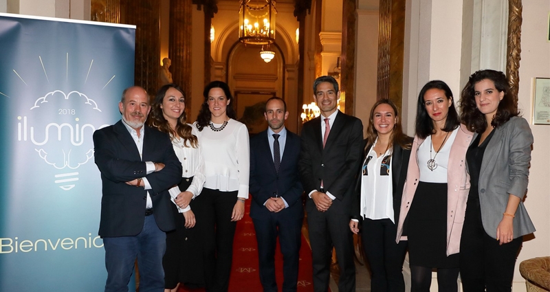 Imagen de los profesiones de enfermería asistentes al evento 'Ilumina' sobre la esclerosis múltiple