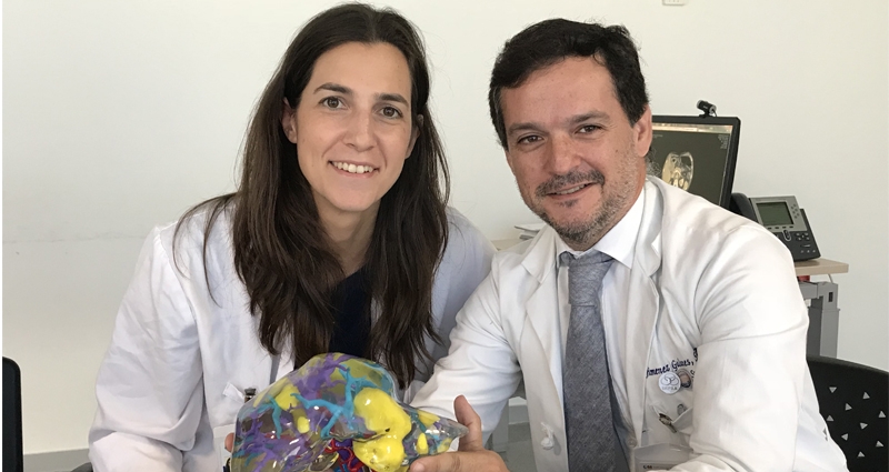 La Dra. Ana Isabel Pérez Zapata junto al Dr. Jiménez de los Galanes, del Servicio de Cirugía Hepatobiliopancreática del HUIE
