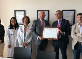 Juan Carlos Villar entregó el reconocimiento al Dr. Adolfo Bermúdez en presencia de Esther Alonso, la Dra. Ámbar Deschamps, Carmen Moreno (izquierda) y Javier Salamanca (dcha)