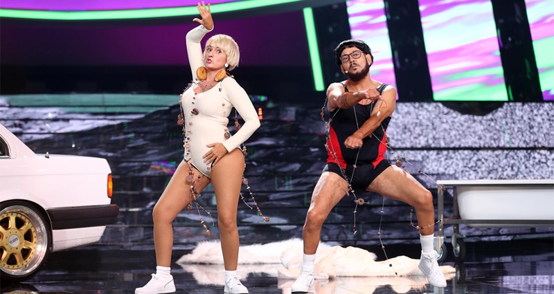 Silvia Abril y José Corbacho interpretando 'Cómeme el donut' en 'TCMS' (Antena 3)