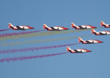 La Patrulla Águila dibuja la bandera de España en el cielo
