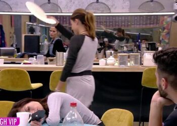 Mónica Hoyos sacude un mantel sobre la cabeza de Miriam Saavedra en 'GH VIP' (Telecinco)