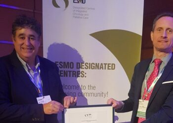 • Los doctores Jesús García-Foncillas, director del instituto, y Manuel Dómine, jefe asociado del Servicio de Oncología Médica del hospital madrileño, recogieron la acreditación ayer en Munich, en el congreso anual de la ESMO