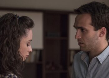 Karina (Elena Rivera) y Carlos (Ricardo Gómez) se despiden de 'Cuéntame'