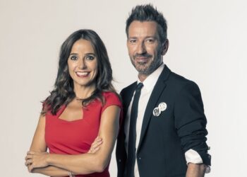 Carmen Alcayde y David Valldeperas, presentadores de 'Aquí hay madroño' (Telemadrid)