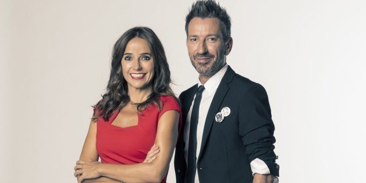 Carmen Alcayde y David Valldeperas, presentadores de 'Aquí hay madroño' (Telemadrid)